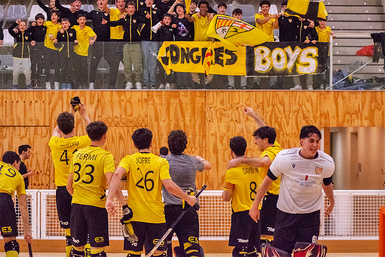 Jugadors del CP Congrés celebren amb l’afició a la graderia després d’un partit d’hoquei patins