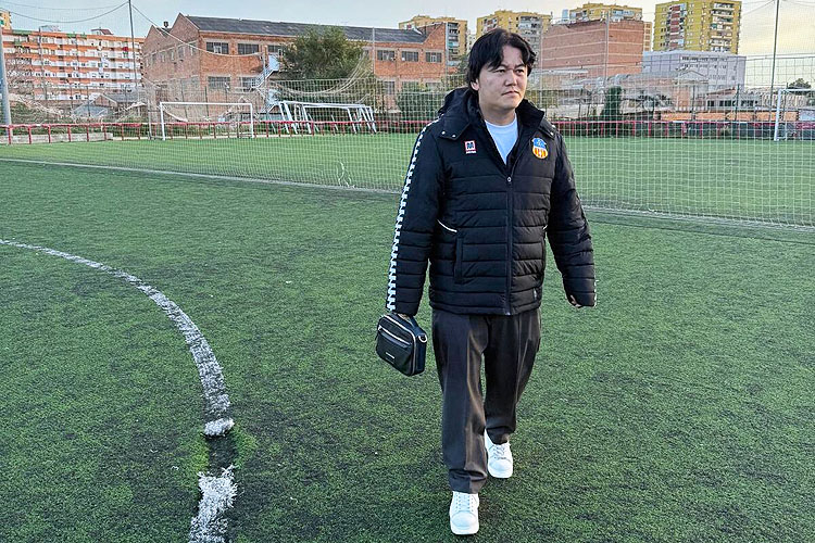 Taito Suzuki visitant el camp de l'AISS | UE Sant Andreu