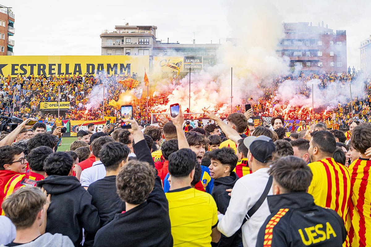 Eufòria al Narcís Sala després de l'ascens a Primera RFEF | Álvaro Martín