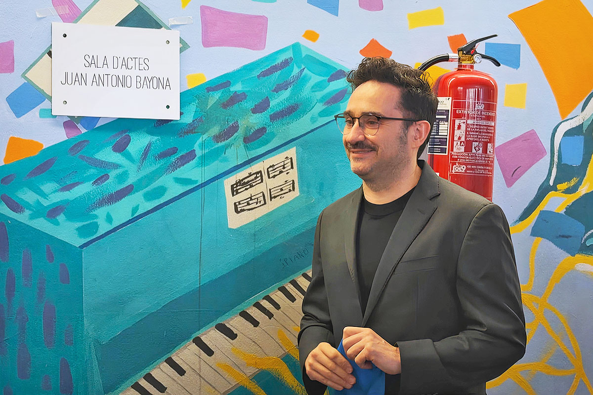 J.A. Bayona davant de la sala que porta el seu nom | Betevé