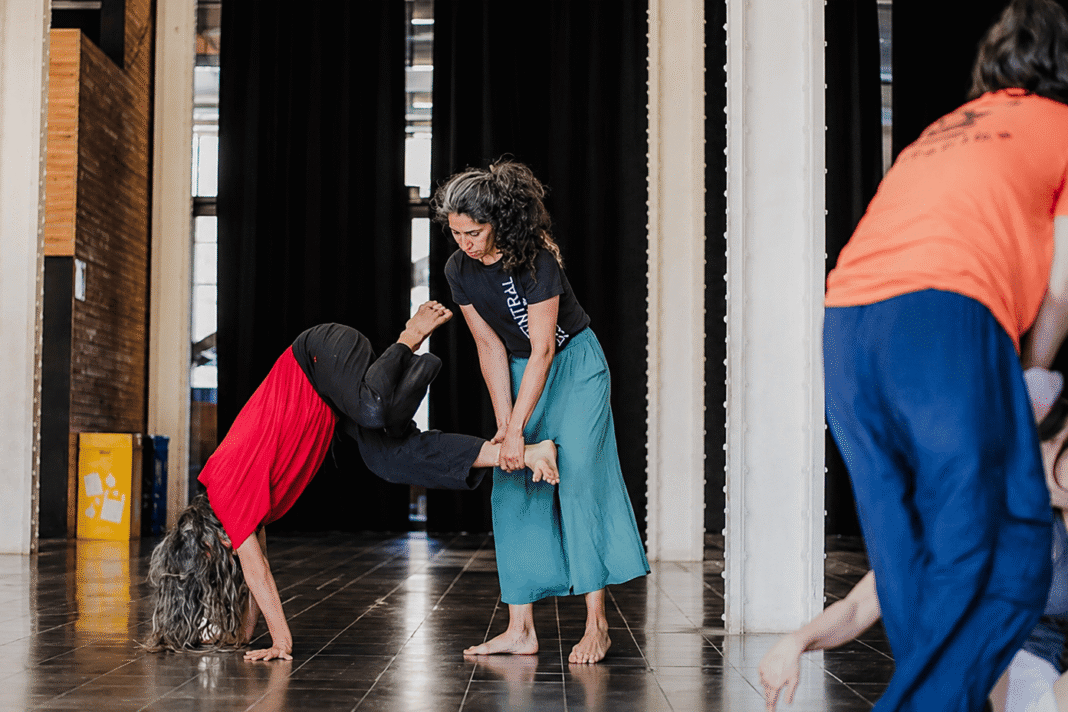 Dues artistes practiquen una figura d’acrobàcia en parella a la Fabra i Coats
