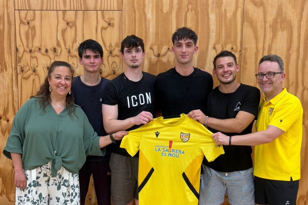 Representants del CP Congrés i quatre jugadors sostenen una samarreta groga del club en la presentació dels fitxatges.