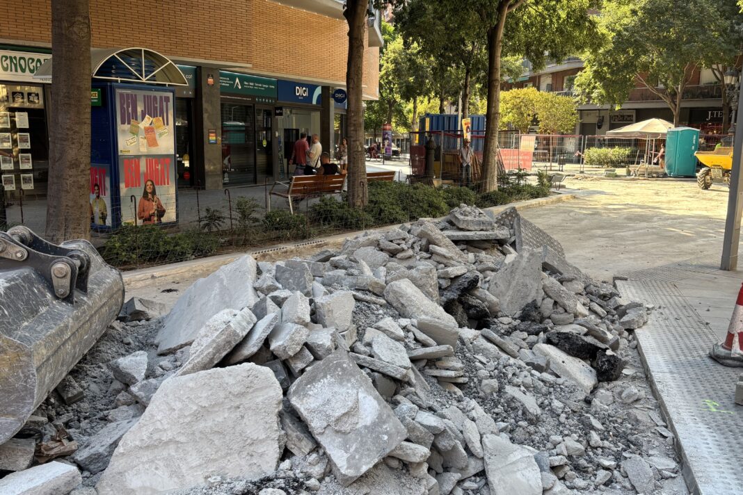 Runa i paviment aixecat durant les obres al carrer Gran de Sant Andreu.