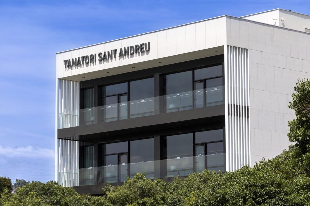Façana exterior del Tanatori Sant Andreu amb el rètol visible a la part superior de l’edifici.