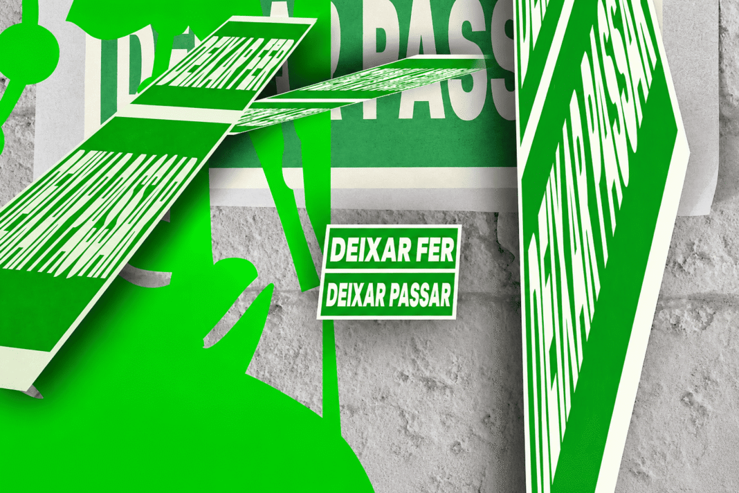 Imatge gràfica verda de l’exposició 'Deixar fer, deixar passar', amb el títol al centre sobre un fons de formigó.