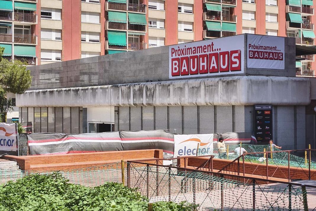 Façana del nou Bauhaus de l’avinguda Meridiana encara en obres, amb cartells de pròxima obertura