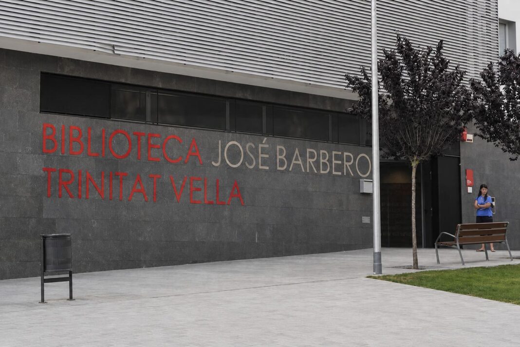 Façana de la Biblioteca Trinitat Vella - José Barbero amb el rètol de l’equipament i l’entrada