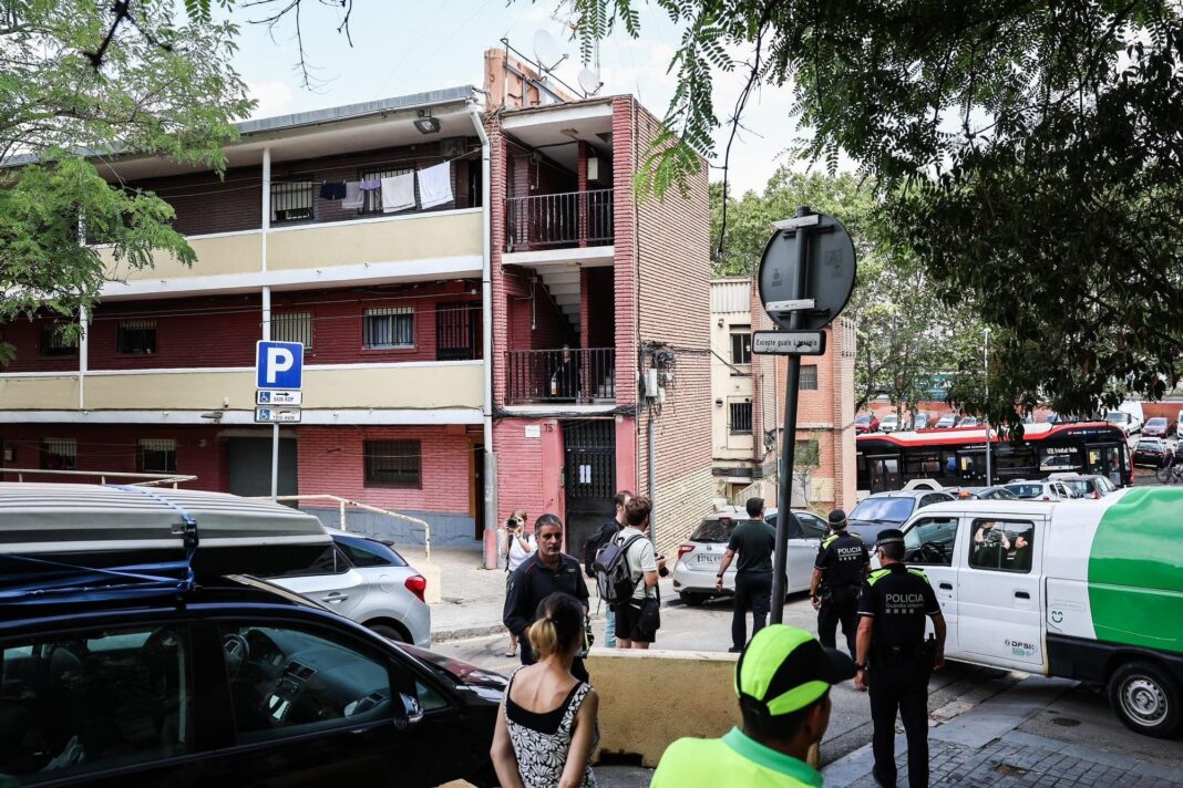 Agents de la Guàrdia Urbana davant d’un dels edificis desallotjats per les vibracions a la Trinitat Vella.