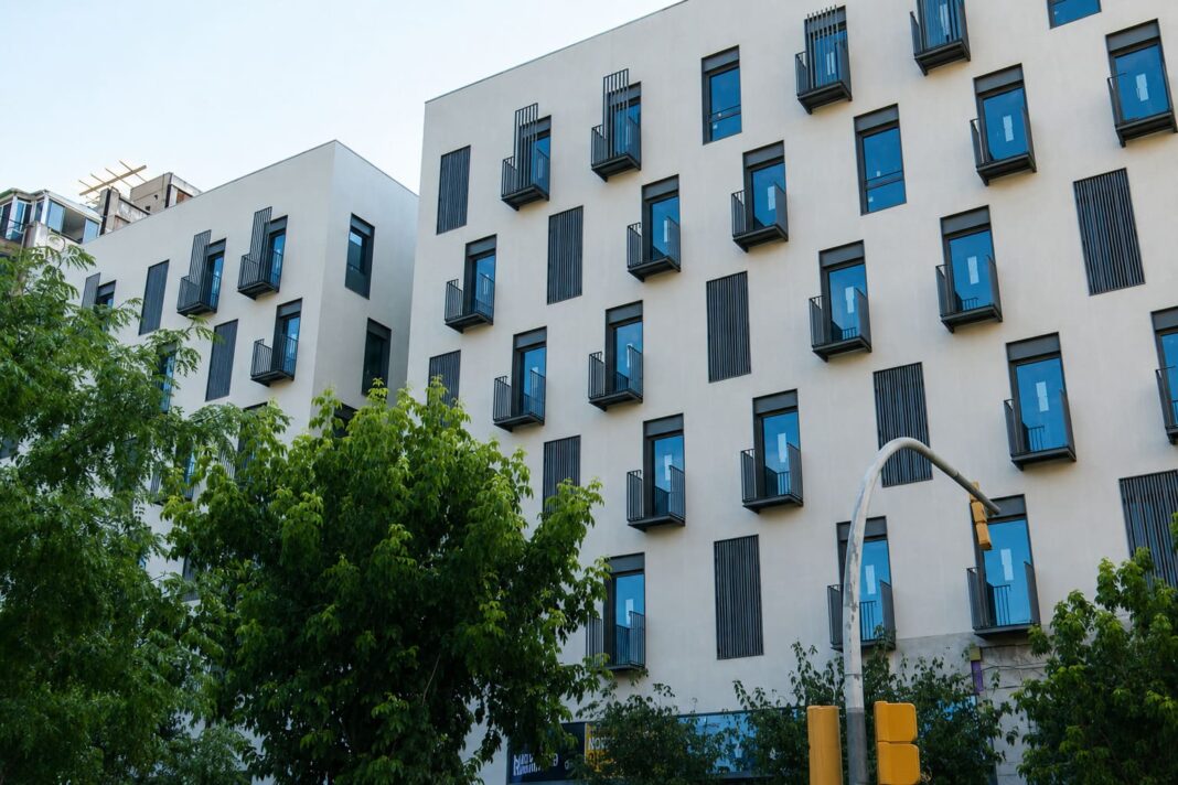Façana de la macroresidència d’estudiants Micampus Meridiana a la Sagrera
