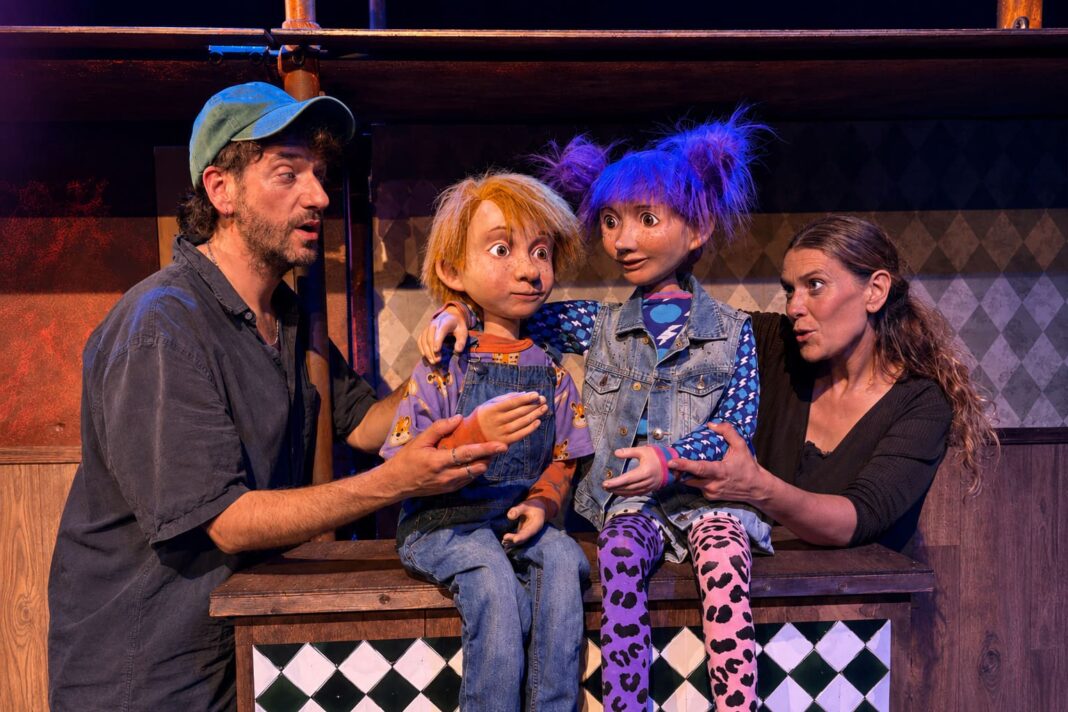Dos intèrprets manipulen dos titelles infantils en una escena de 'La família que va vèncer por'