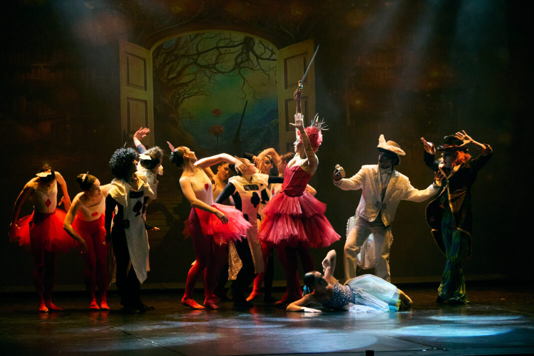 Escena d’Alícia al país de les meravelles del BCN City Ballet amb diversos ballarins sobre l’escenari