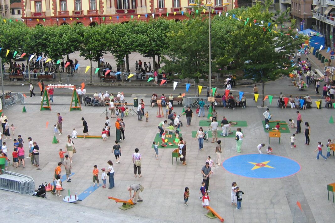 Famílies i infants participant en activitats de circ a l’aire lliure amb jocs d’equilibri i psicomotricitat.