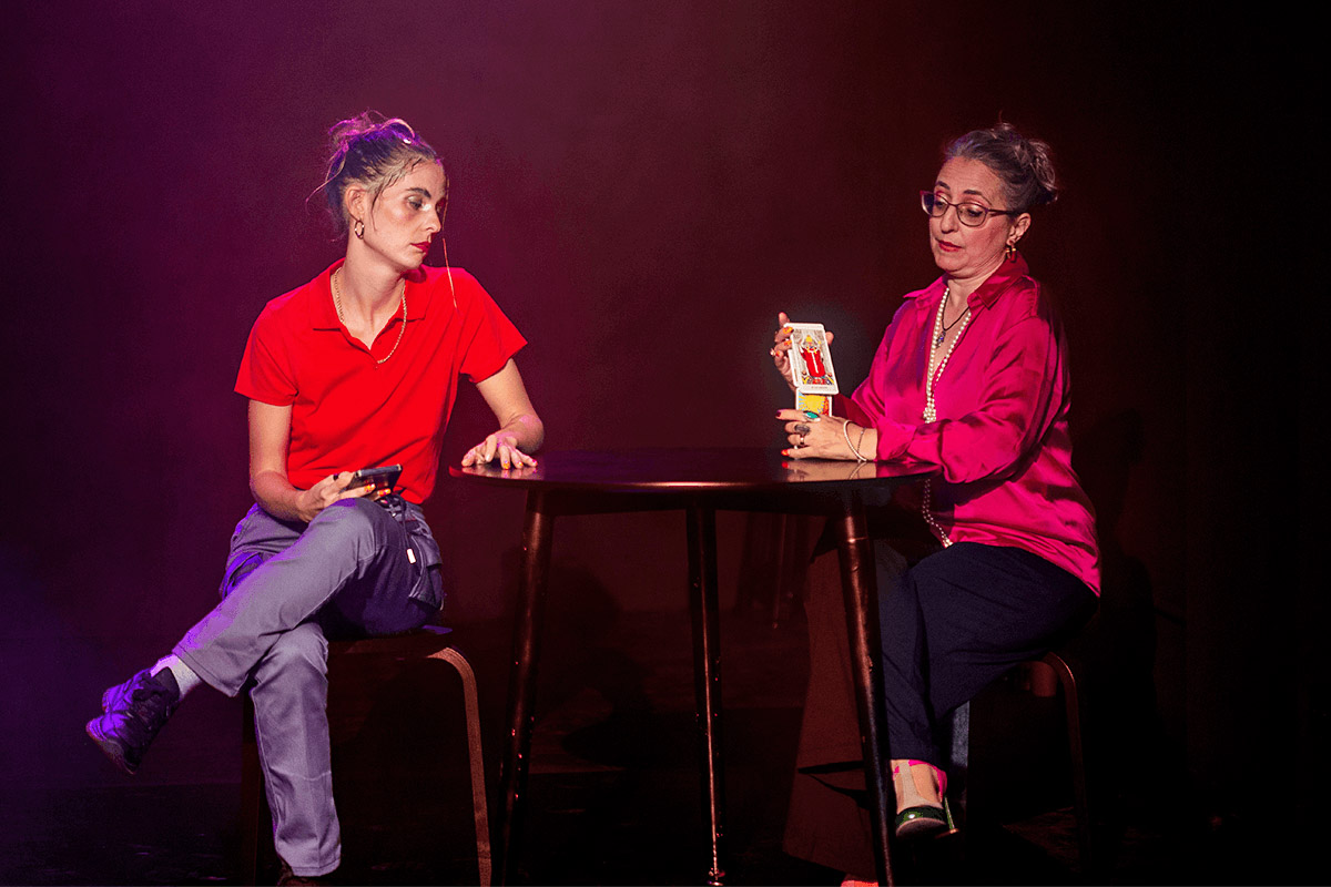 Instant de l’espectacle ‘L’hora de l’estrella’, amb Glòria Prunés a la dreta | La Impostora