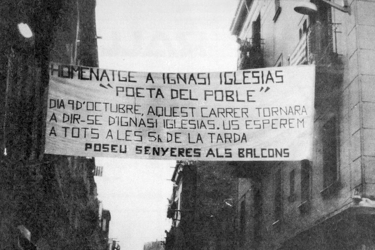 Pancarta anunciant la recuperació del nom del carrer d’Ignasi Iglésias | Fons Família Vinyes-Roig