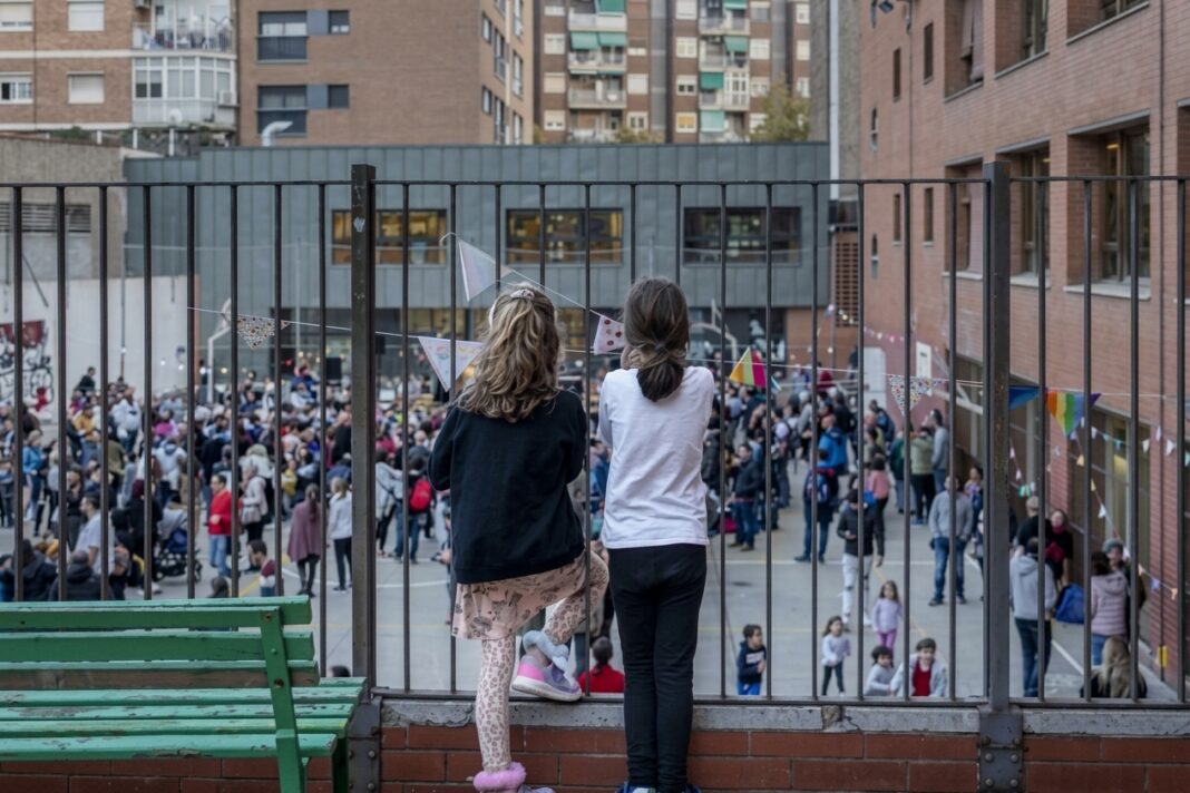Famílies i infants en un pati escolar del districte | Ajuntament de Barcelona