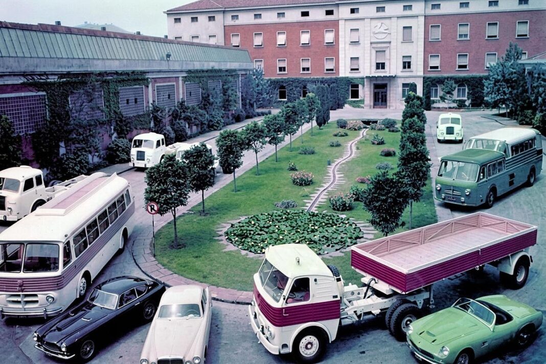 Vista aèria del pati interior de la fàbrica Pegaso amb vehicles històrics, autobusos, camions i cotxes esportius.