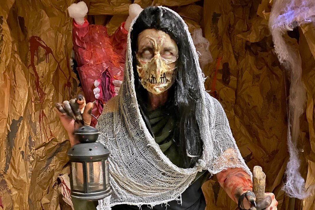 Actor caracteritzat de monstre amb fanal al Túnel del Terror del Centre Cívic Trinitat Vella.
